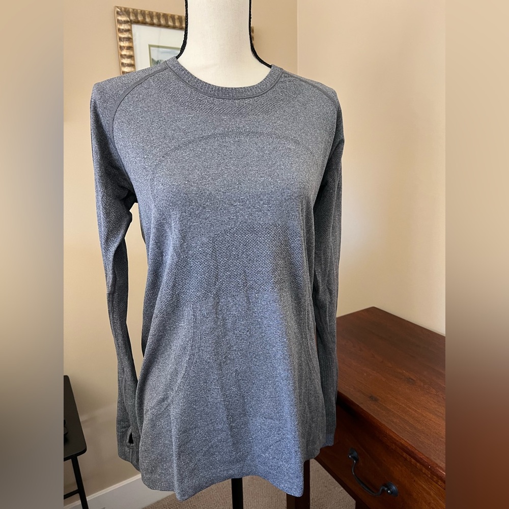 Lulu long sleeve moisturize wick material.